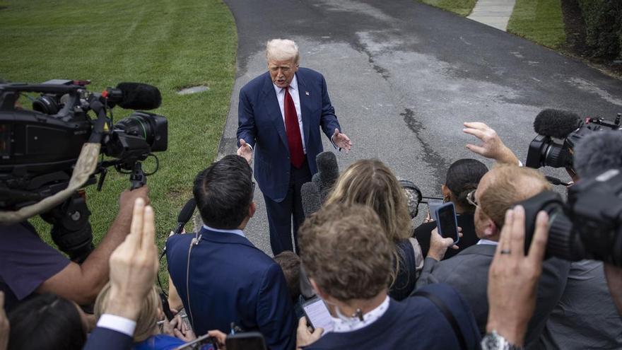 Trump amenaza con revocar los permisos a dos cadenas de televisión por &quot;sesgadas y mentirosas&quot;