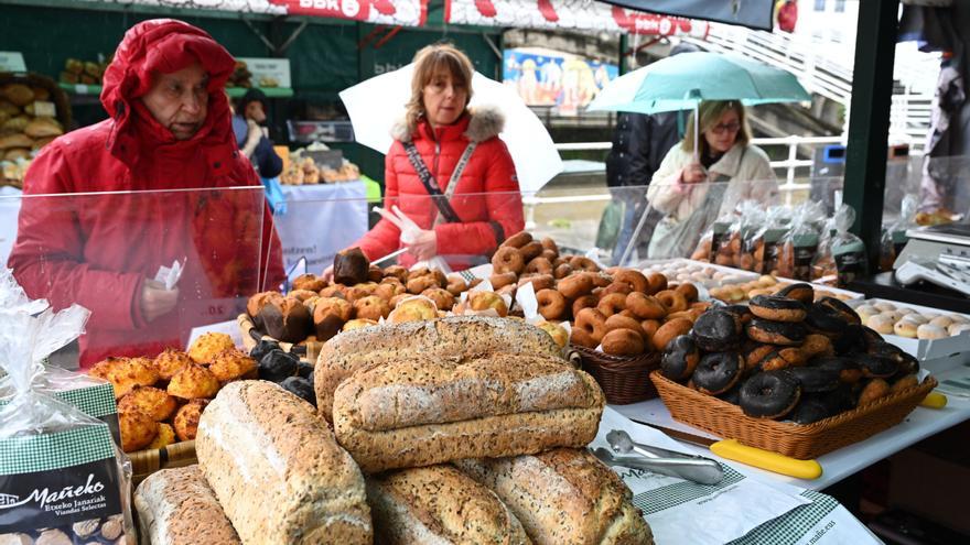 La Ribera Eguna desafía a la lluvia: “La mañana ha sido complicada, pero hay que estar”