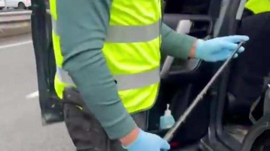 Hallan dos armas prohibidas en dos coches en Bizkaia