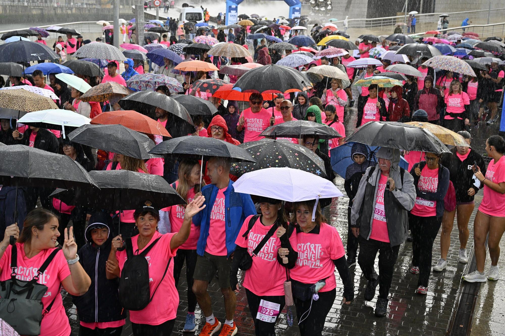 En imágenes: los paraguas tiñen la marea rosa de Bilbao