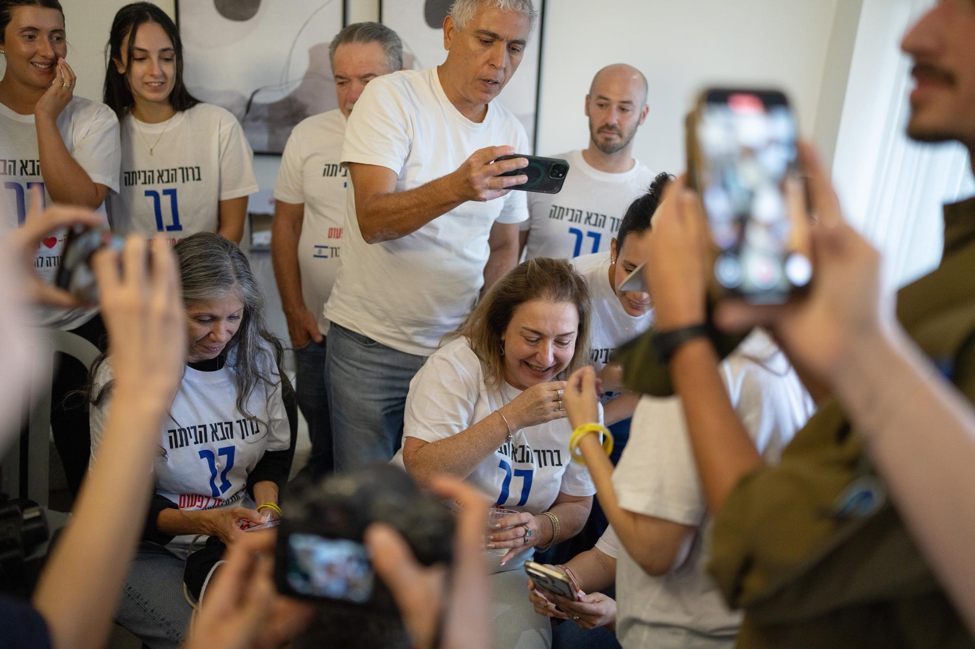 En imágenes | Los familiares de los rehenes israelíes celebran su liberación