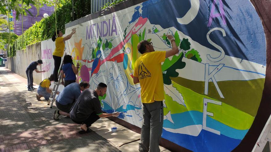 Pintan un mural por una Enkarterri “libre de eólicos”