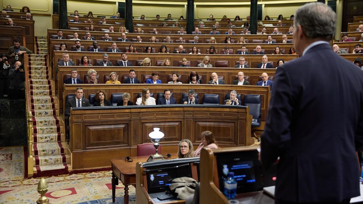 El presidente del PP, Alberto Núñez Feijóo, interviene durante una sesión de control al Gobierno