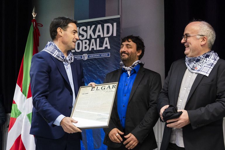 El Lehendakari Imanol Pradales y la vicelehendakari primera y consejera de Política Lingüística, Ibone Bengoetxea, se reunen con la diáspora en la Eskual Etxea de París