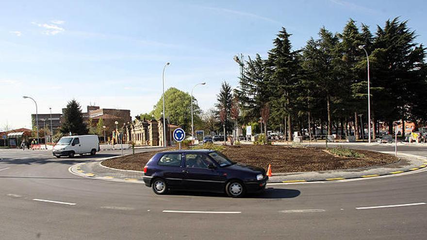 La rotonda de hospitales que se abrió la semana pasada entre la calle Irunlarrea y el nuevo acceso rodado al Hospital.