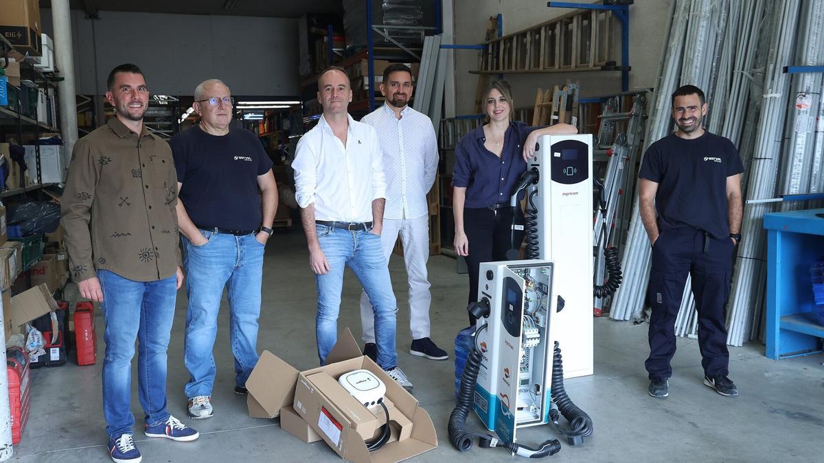 De izq. a dcha: David Ferreira (encargado carga rápida-ultra rápida y electrolineras), Fernando Aizpun (jefe de equipo vehículo eléctrico), Gonzalo Pérez (director comercial), Walker Rodríguez (jefe ventas renovables), Maite Pérez (directora general) y Xabier Sagardoy (Oficial de primera).