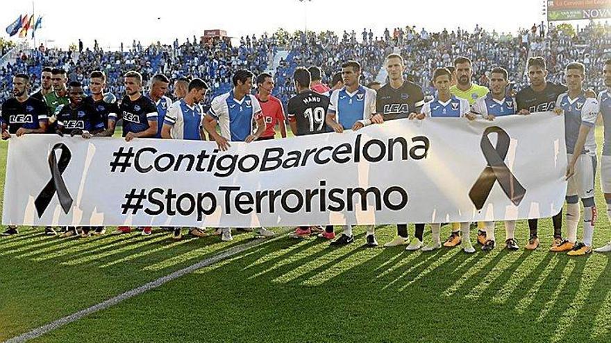 Jugadores de Leganés y Alavés posaron juntos recordando a las víctimas del atentado de Barcelona.