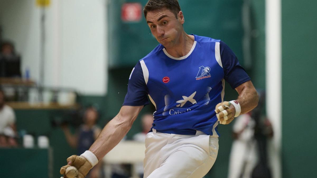 Etxeberria, el pasado 14 de julio, golpea la bola en la final del Torneo de San Fermín.