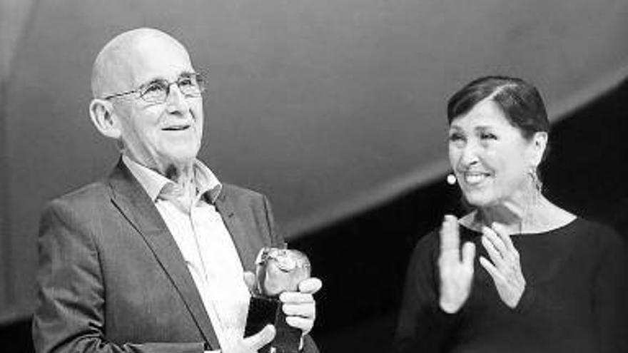 José Sanchís recibiendo el premio Max de Honor.