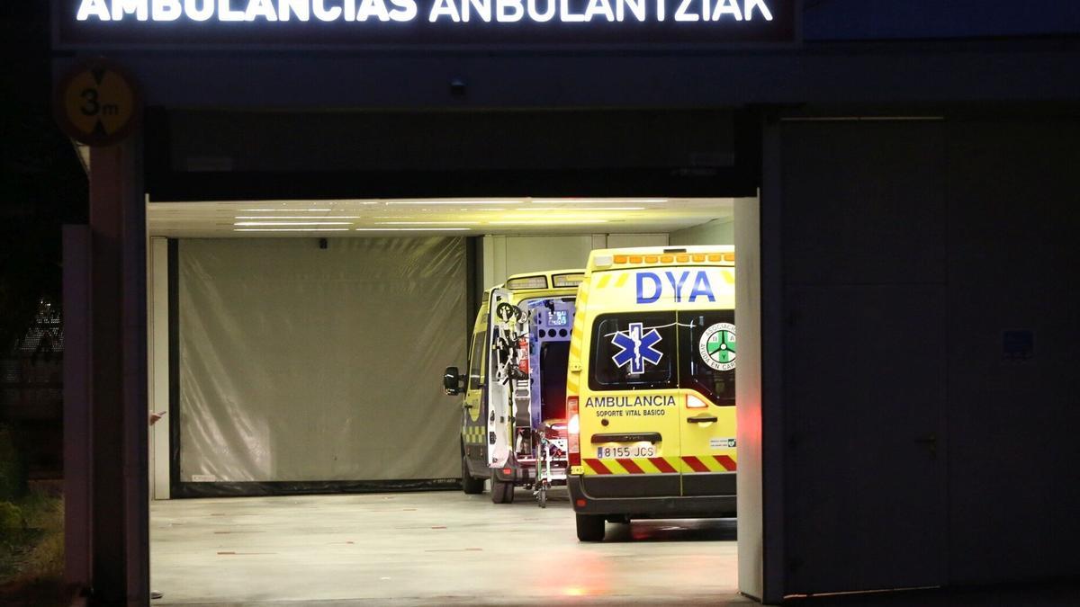 Imagen de archivo de una ambulancia llegando al Hospital Universitario de Navarra.