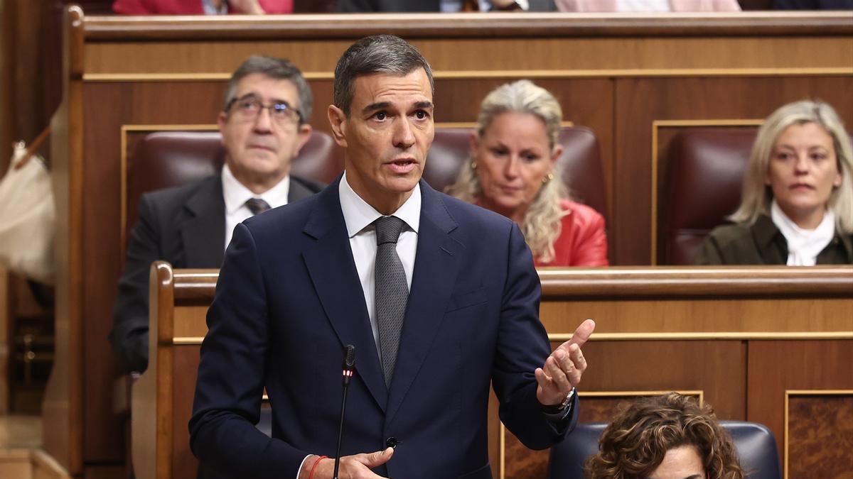 El presidente del Gobierno, Pedro Sánchez, y la vicepresidenta primera y ministra de Hacienda, María Jesús Montero, durante la sesión de control. El presidente del Gobierno, Pedro Sánchez, y la vicepresidenta primera y ministra de Hacienda, María Jesús Montero, durante la sesión de control.