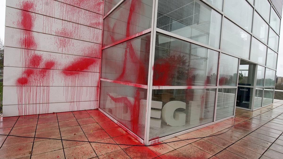 Pintadas realizadas en la sede de la patronal guipuzcoana Adegi en Donostia.
