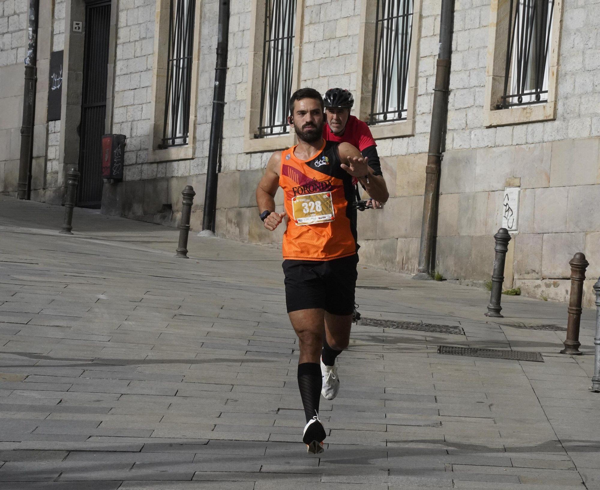 En imágenes: Miles de personas conquistan la Almendra de Gasteiz
