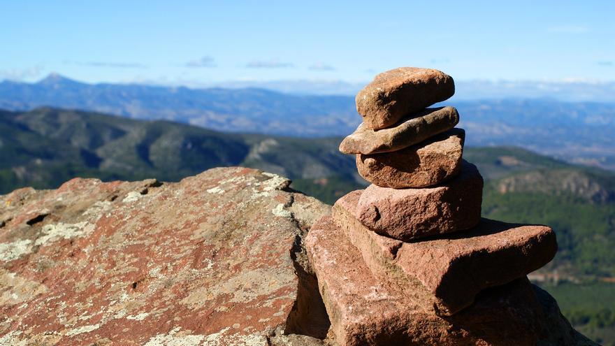 Hitos con piedras en un sendero.