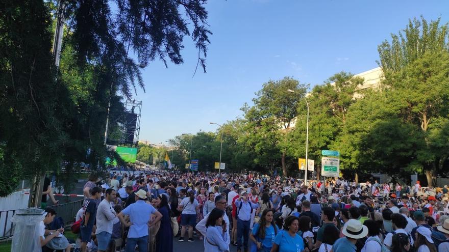 Miles de fieles esperan ya al Papa en Cibeles