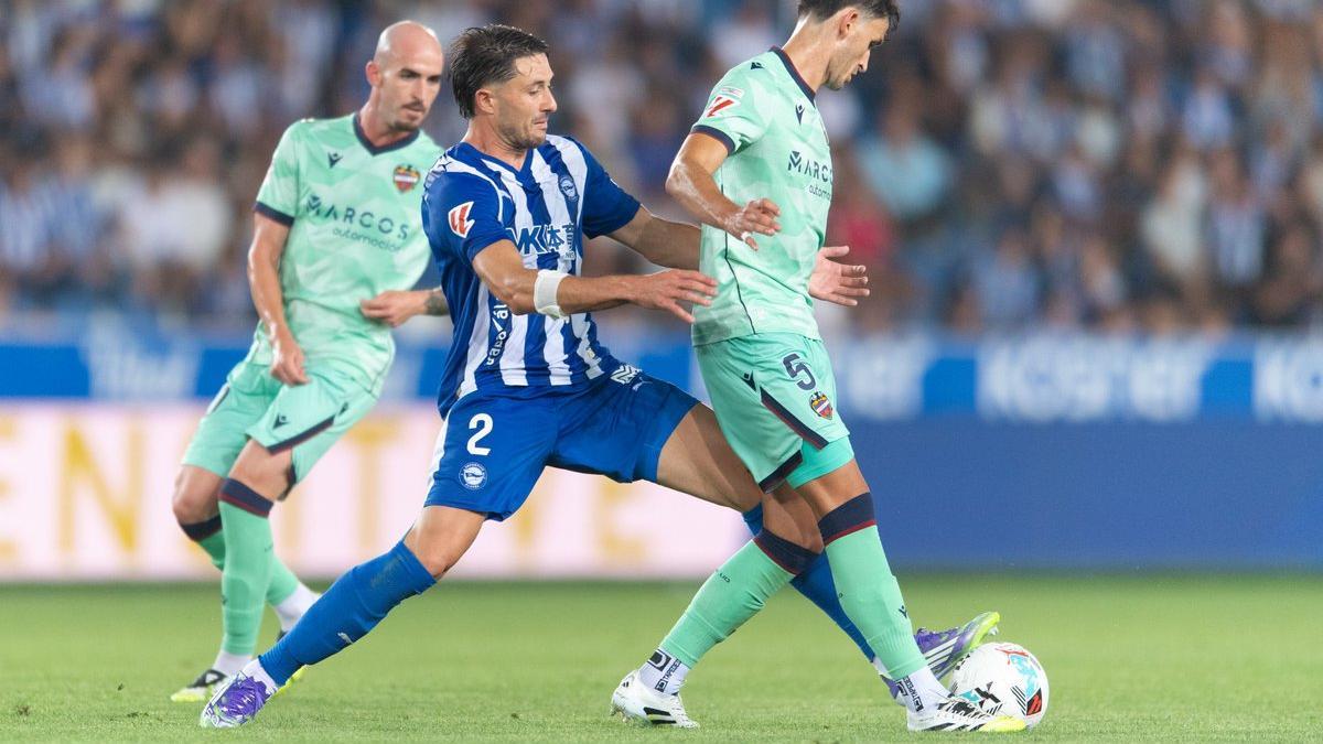 Facundo Garcés presiona a Elgezabal durante el duelo entre el Alavés y el Levante de la primera jornada.