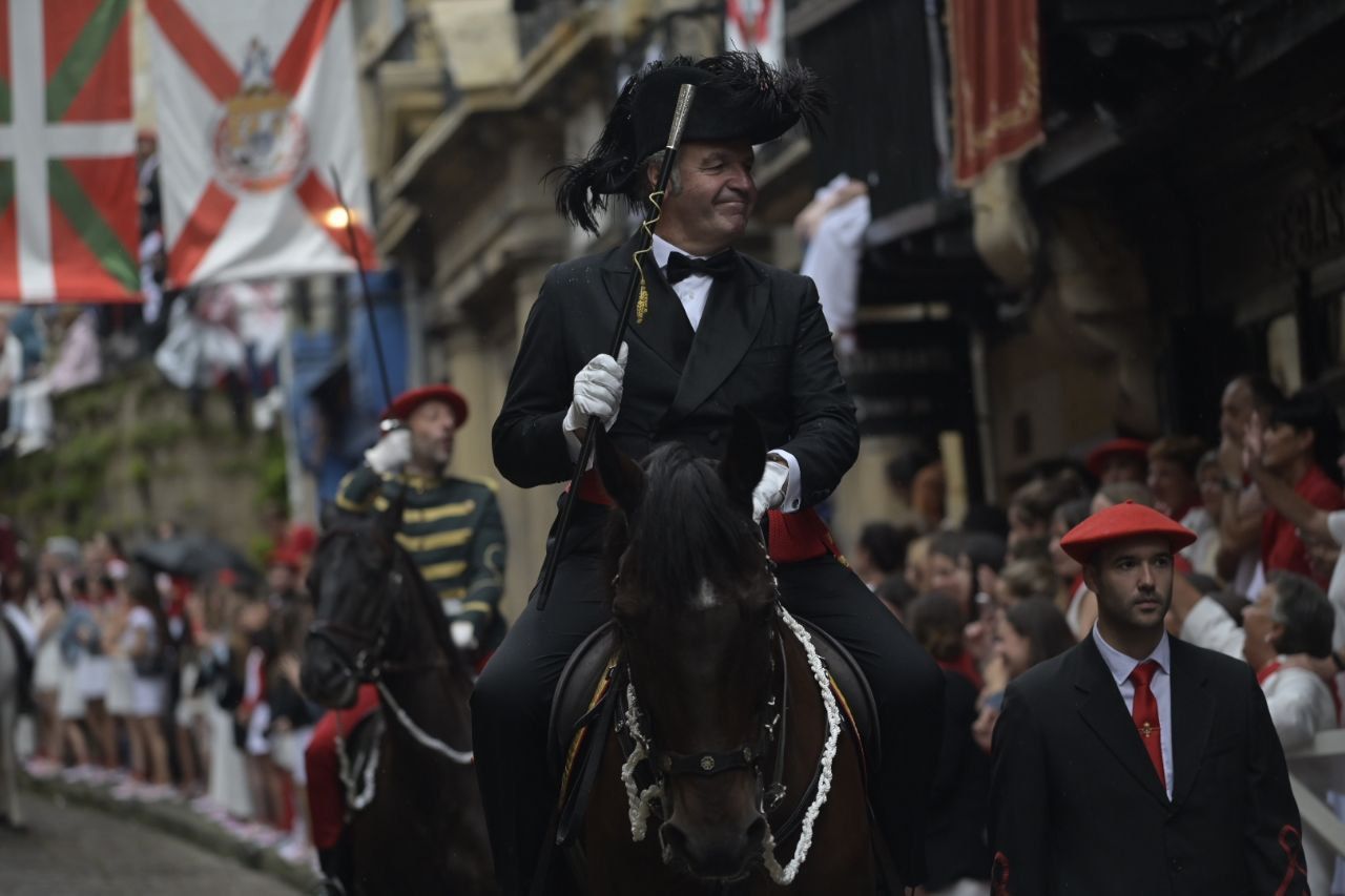 El Alarde desfila por las calles de Hondarribia