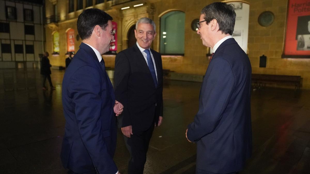 El lehendakari, Imanol Pradales, con Iñaki Alzaga y Eduardo Iribarren