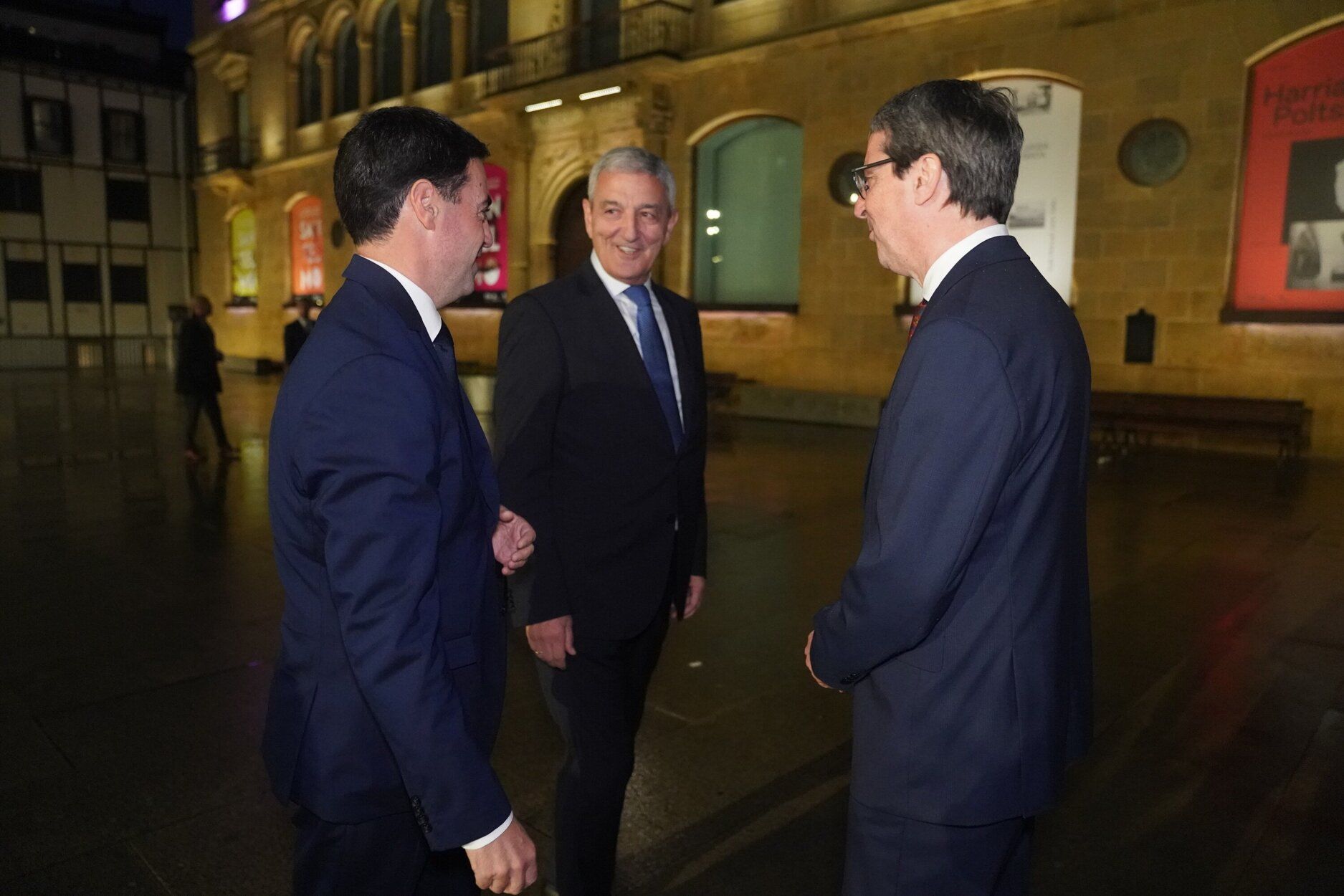 El lehendakari, Imanol Pradales, con Iñaki Alzaga y Eduardo Iribarren