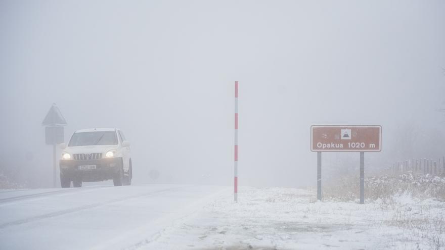 Álava resiste a la primera nevada del año