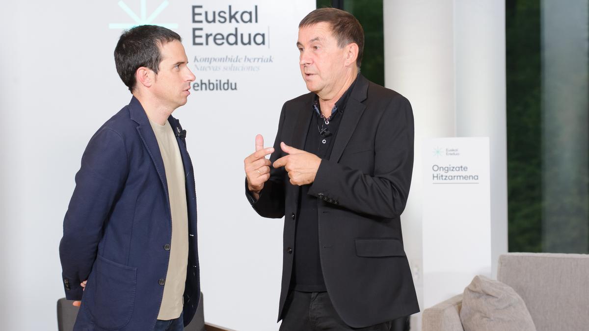 El coordinador de general de EH Bildu, Arnaldo Otegi, y Pello Otxandiano presental el Pacto de Bienestar en San Sebastian 4/10/2022 Foto Unanue