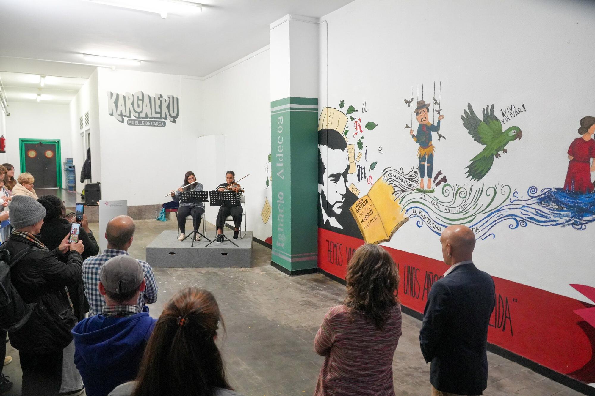 En imágenes: La Casa de Cultura Ignacio Aldecoa luce un nuevo mural