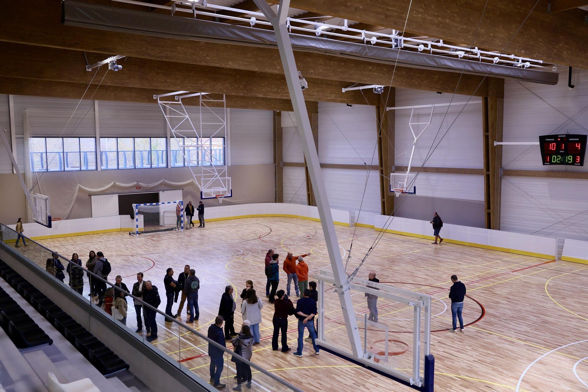 En imágenes: Así ha quedado el polideportivo y el frontón de Agurain tras la reforma