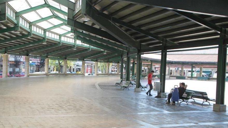 El suelo de la zona exterior de la plaza será renovado y se pondrán cristales en las calles San Roque y Domingo Alegría.