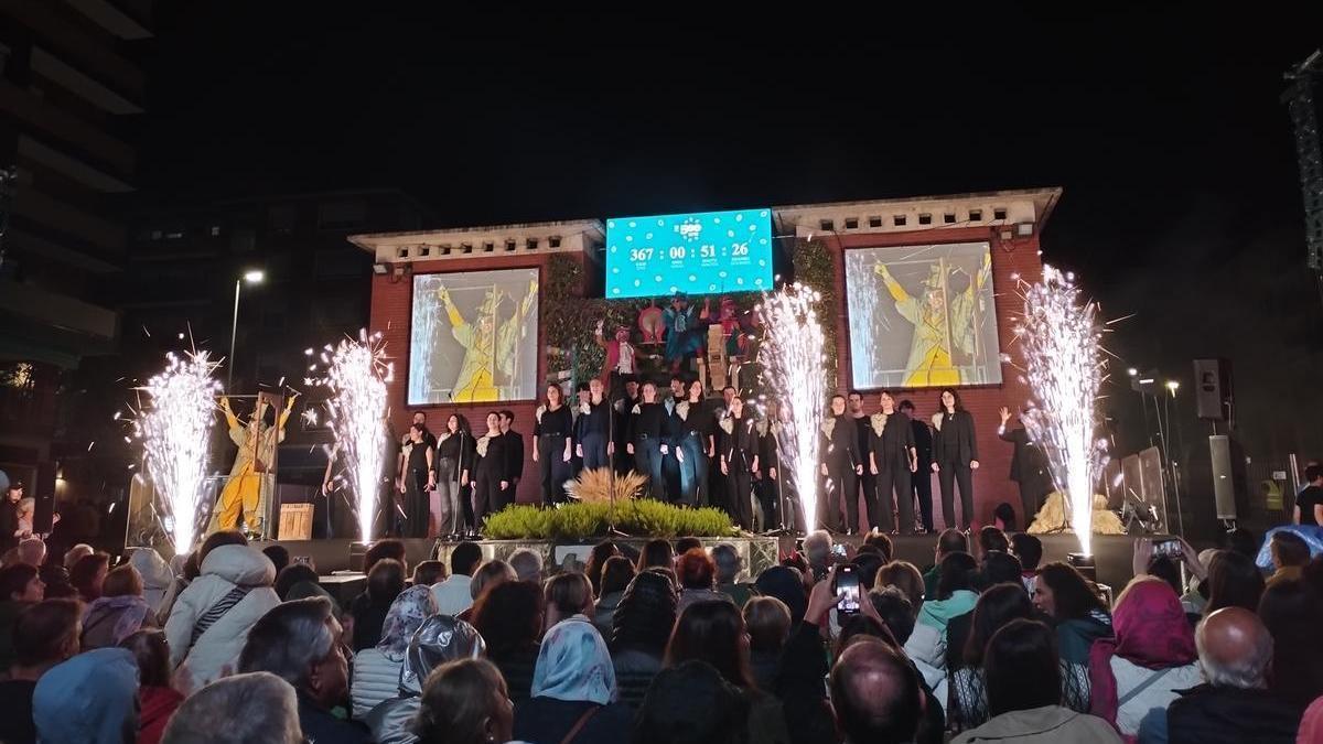 Parte final del acto, con San Juan Bautista Abesbatza en el escenario, y el reloj de la cuenta atrás en marcha por primera vez.