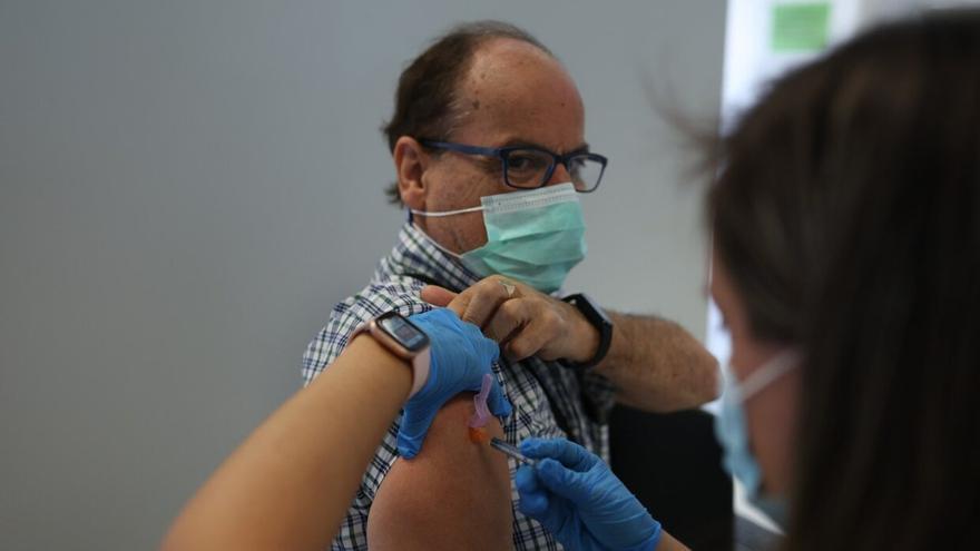 Los primeros en recibir los dos pinchazos: "En cuanto se abrió el plazo, pedí cita para vacunarme"