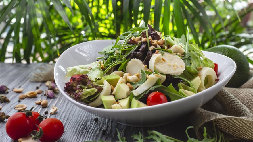 Cinco ensaladas frescas y completas para disfrutar del buen tiempo