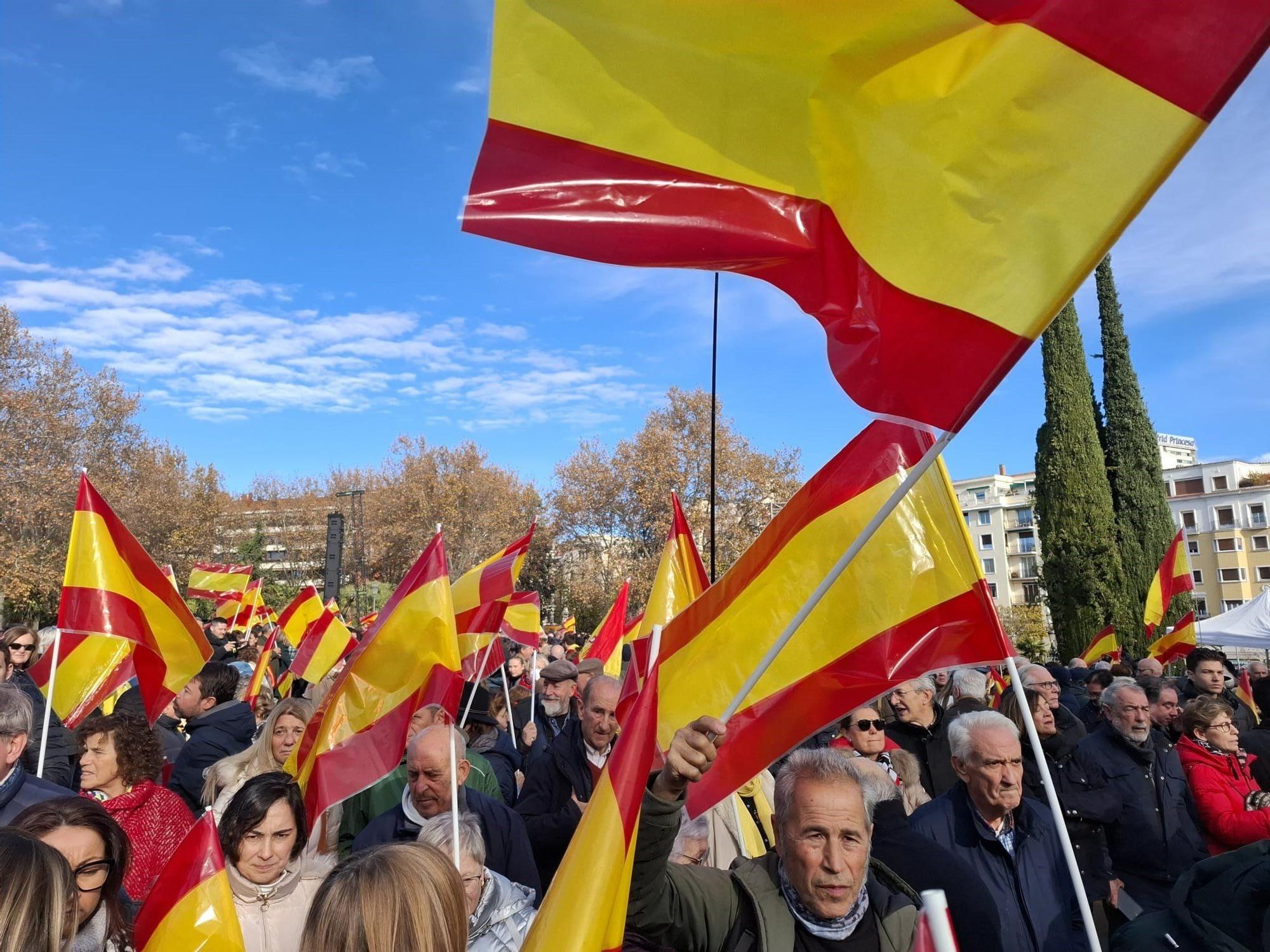 En imágenes: Miles de personas inundan con banderas de España la protesta del PP en Madrid para pedir elecciones anticipadas