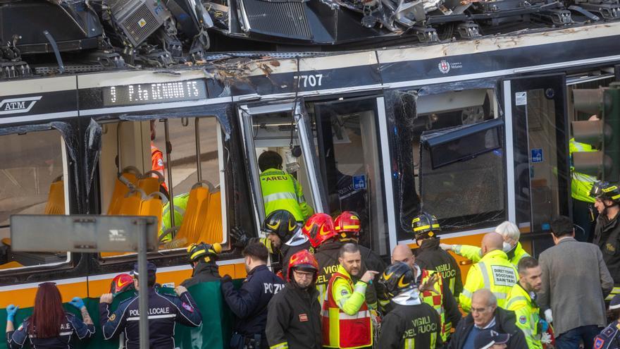 Al menos dos muertos y decenas de heridos en el descarrilamiento de un tranvía en Milán