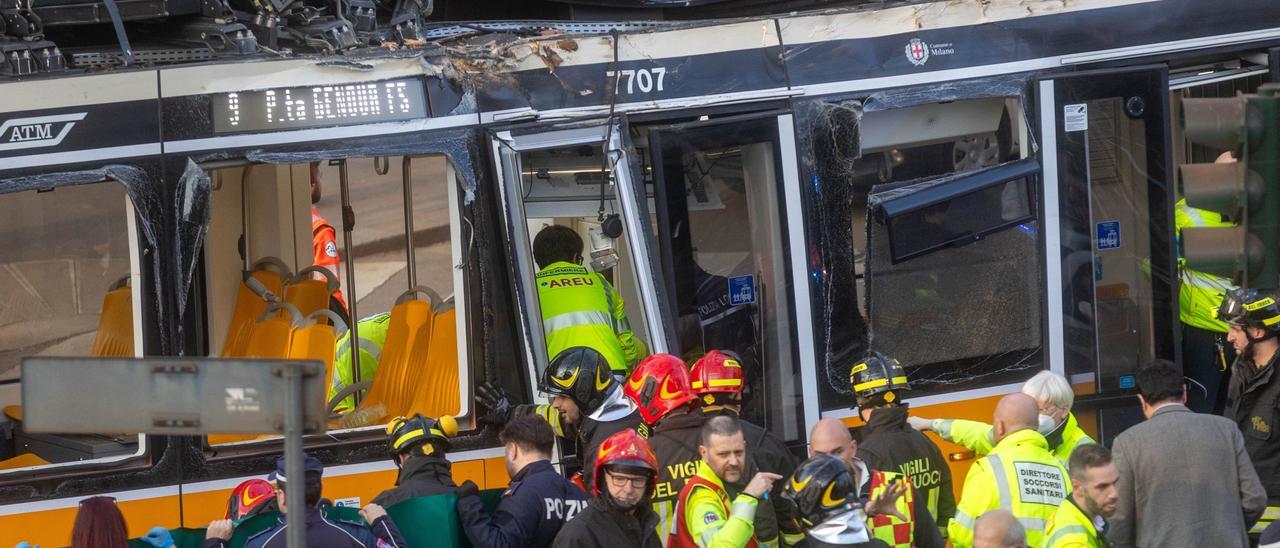 En imágenes: Un tranvía descarrila en el centro de Milán