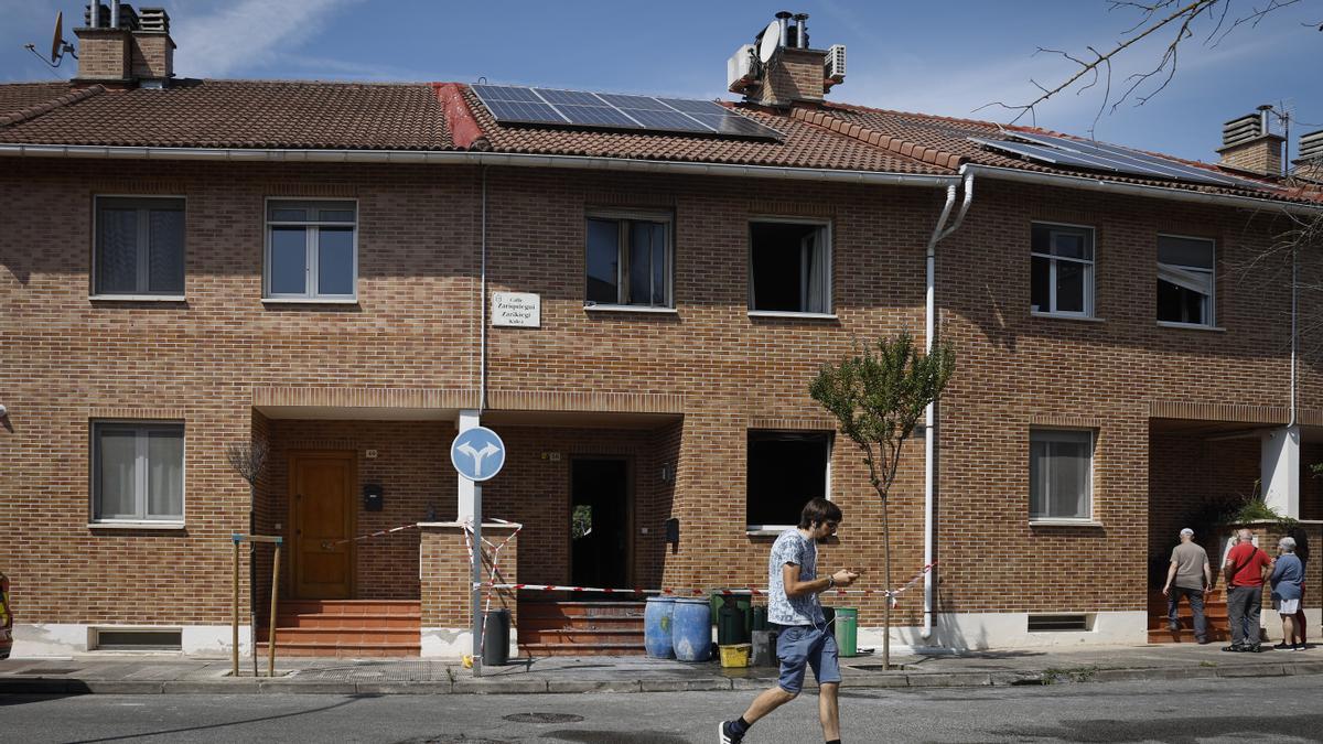 Vista de la vivienda de Zizur donde ha tenido lugar el fuego.