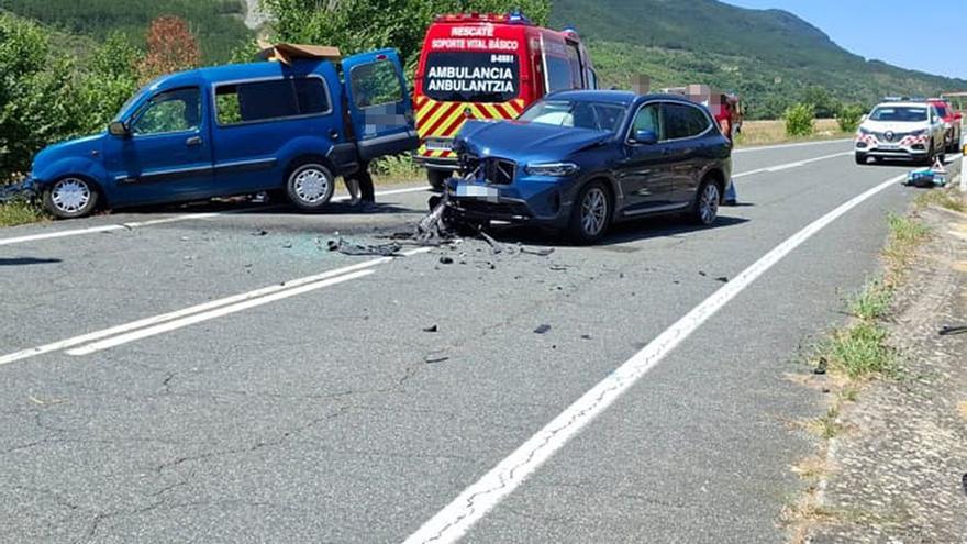 Cuatro heridos tras una colisión frontolateral entre dos coches en la NA-150 a la altura de Lónguida