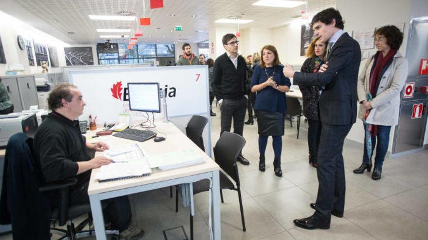 El diputado general, Unai Rementaria, charló con los trabajadores de la oficina de atención integral.