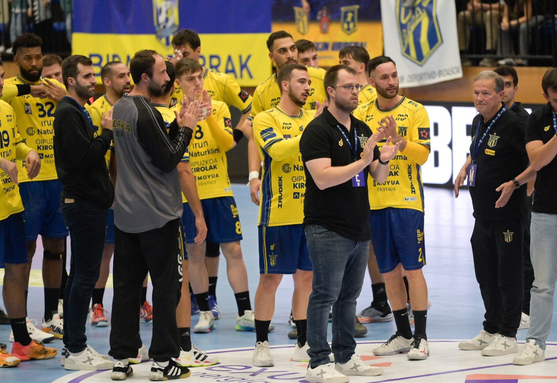 Los jugadores del Irudek Bidasoa Irun saludan a la afición tras el partido ante el Guadalajara en Artaleku