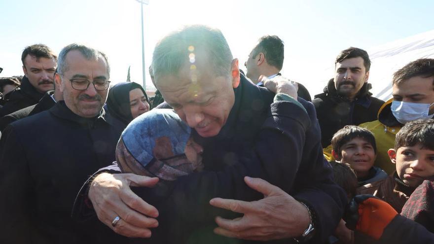 Erdogan promete una ayuda de 500 euros para cada familia afectada por el terremoto