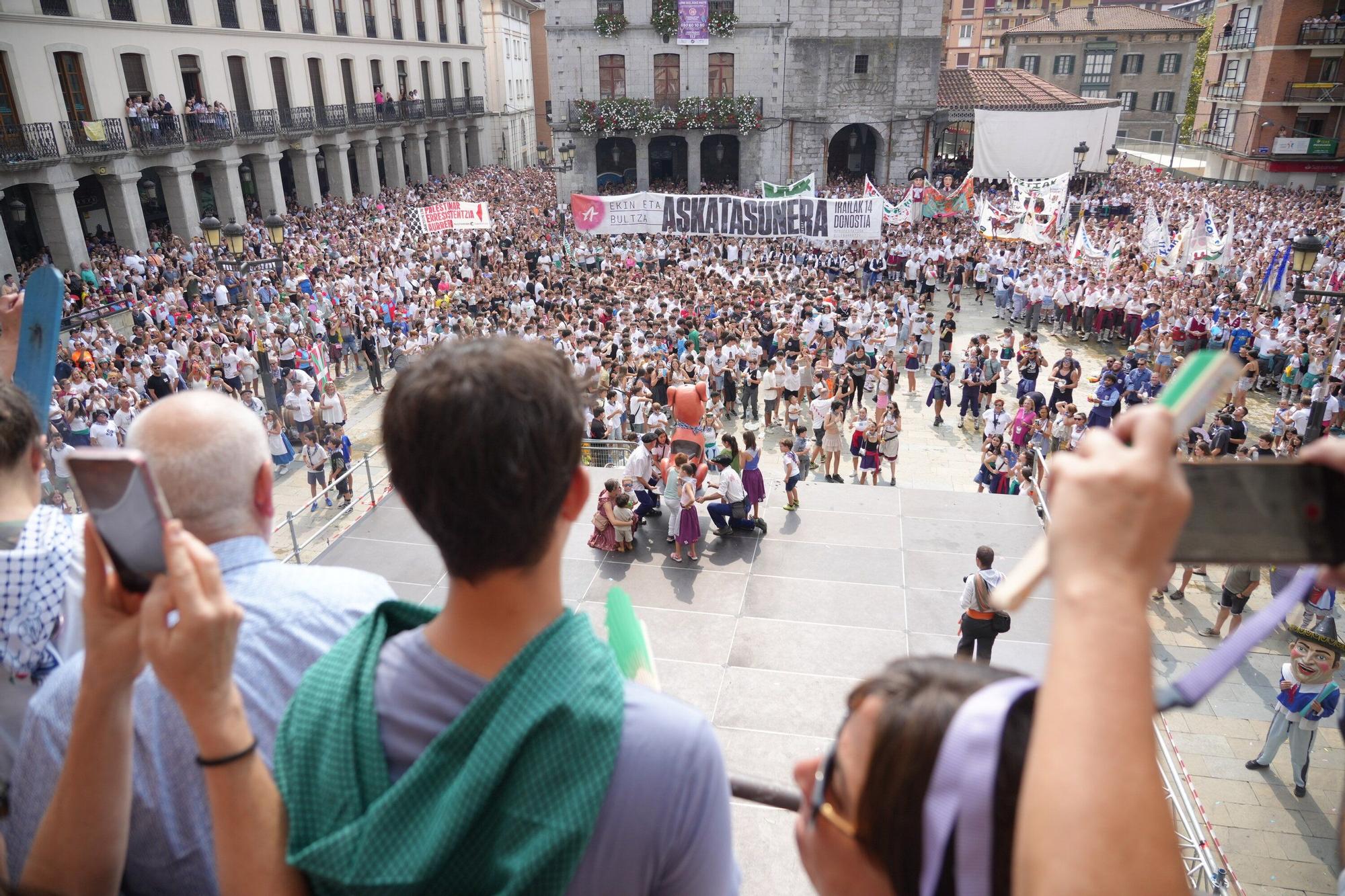 En imágenes: Llodio disfruta del Txupinazo