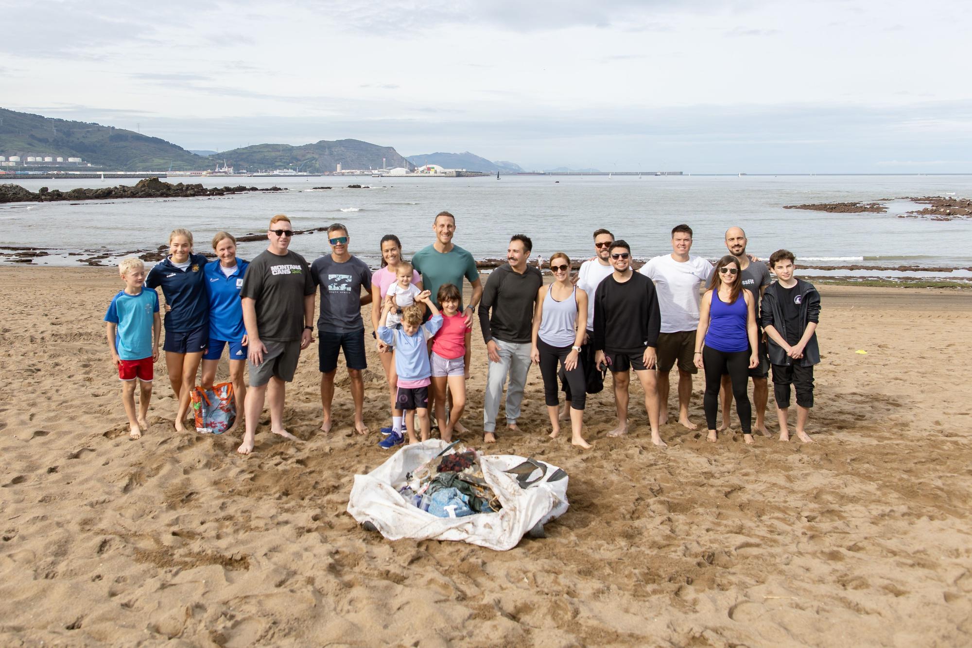 Los participantes, durante una de las primeras actividades organizadas por el club, que consistió en una limpieza de la playa de Arrigunaga