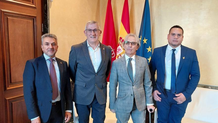 El vicepresidente Taberna recibe al embajador de Colombia, Eduardo Ávila