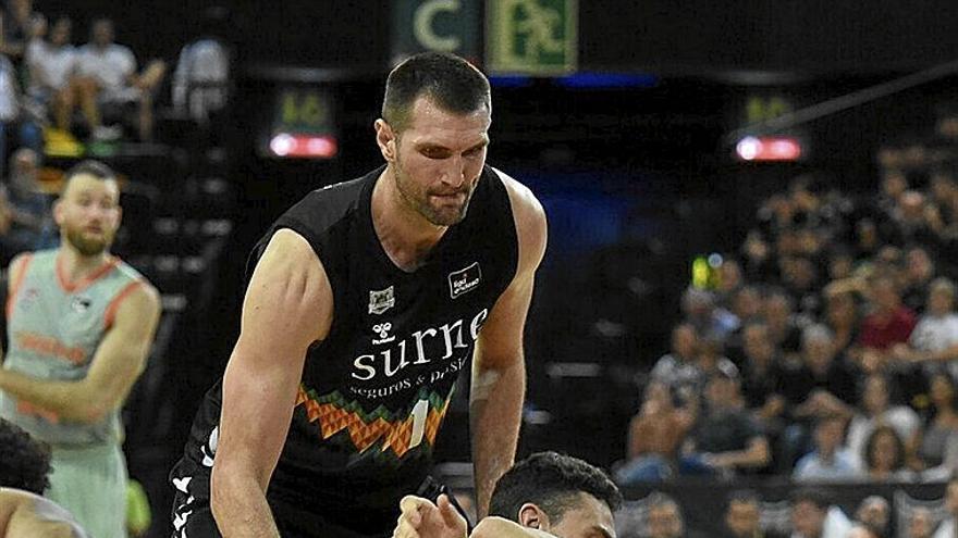 Giedraitis pelea por un balón suelto desde el suelo junto a Reyes.  | FOTO: JOSÉ MARI MARTÍNEZ