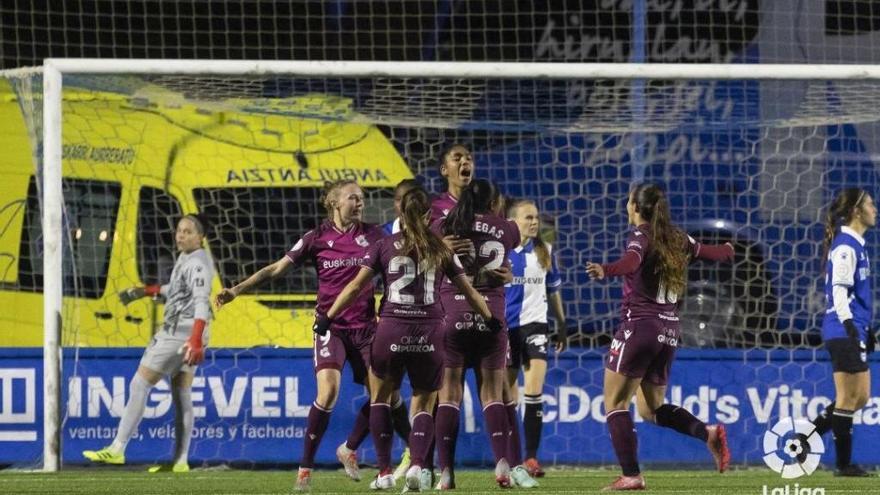 Gaby García recibe las felicitaciones de sus compañeras