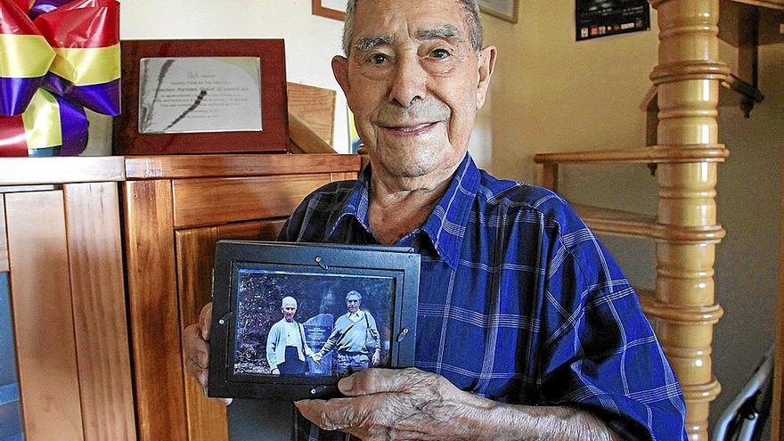 Quico Martínez muestra parte de sus recuerdos en su domicilio de El Campello (Alicante).  | FOTO: EFE