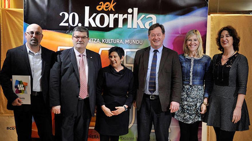 Asier Amondo, Juan Mari Aburto, Mertxe Mujika, Bingen Zupiria, Ana Otadui y Lorea Bilbao, en la ceremonia.