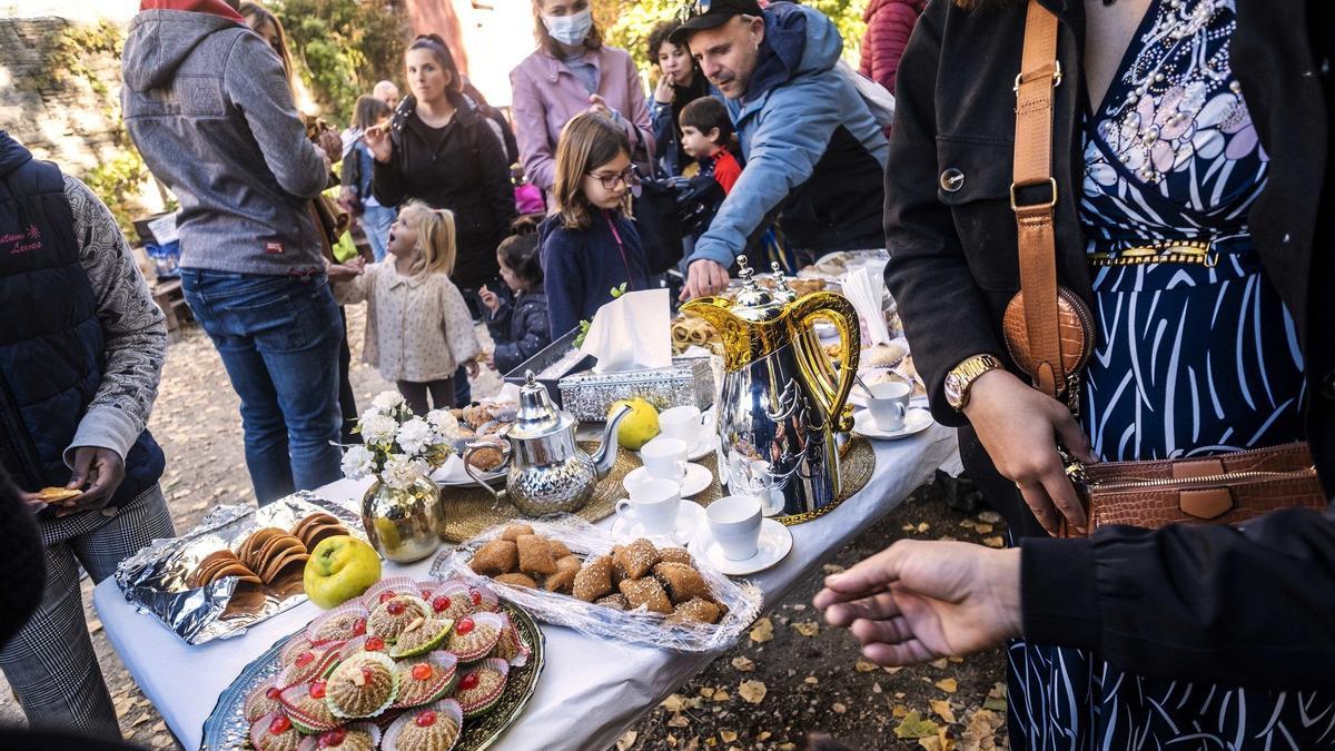 Iniciativa vecinal de degustación de postres de distintas zonas del mundo