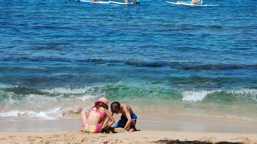 La razón por la que no debes hacer agujeros en la arena en las playas