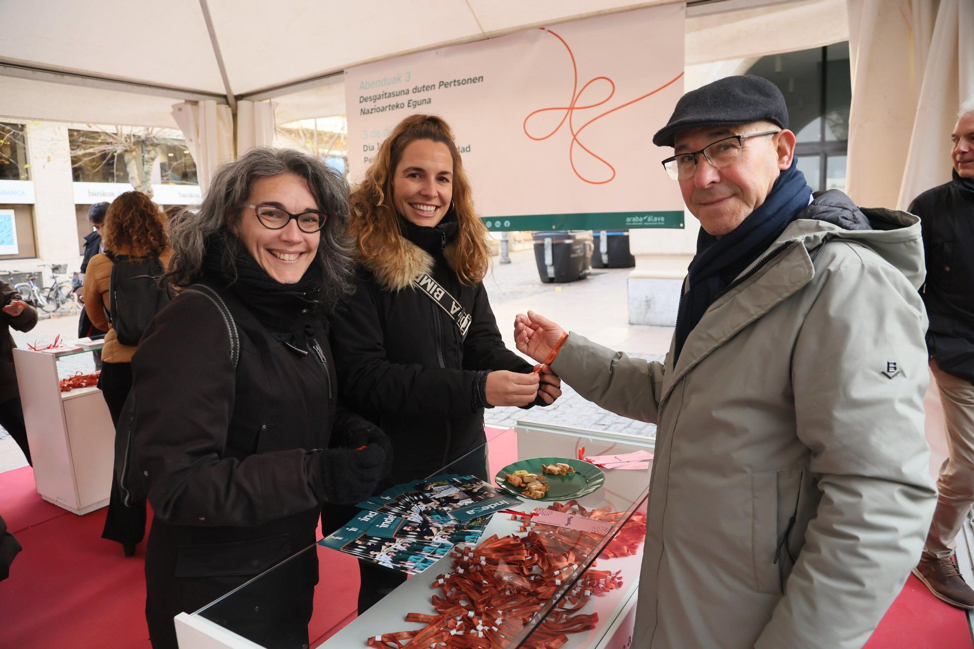 En imágenes: Reparto de pulseras por la discapacidad