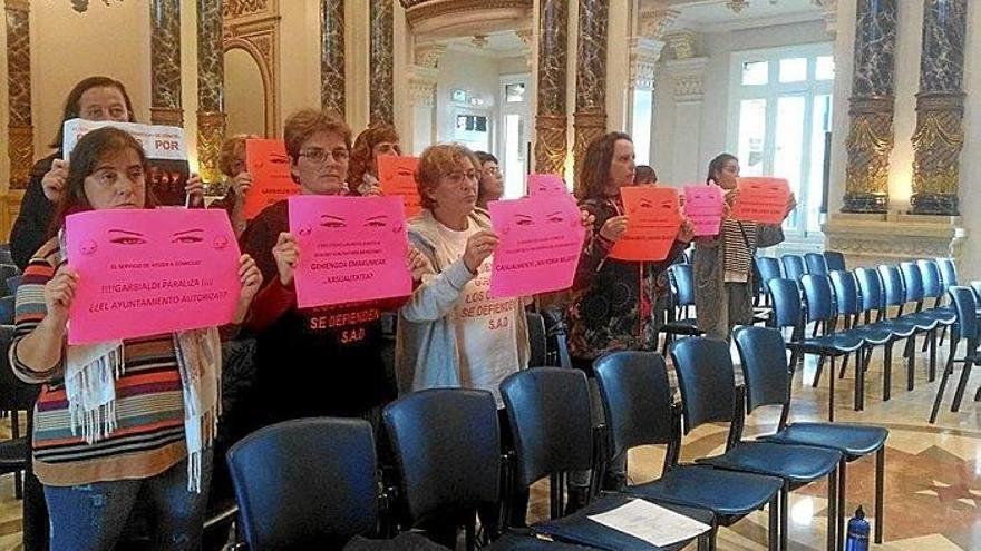 Trabajadoras del servicio de ayuda a domicilio en la sesión plenaria de ayer.